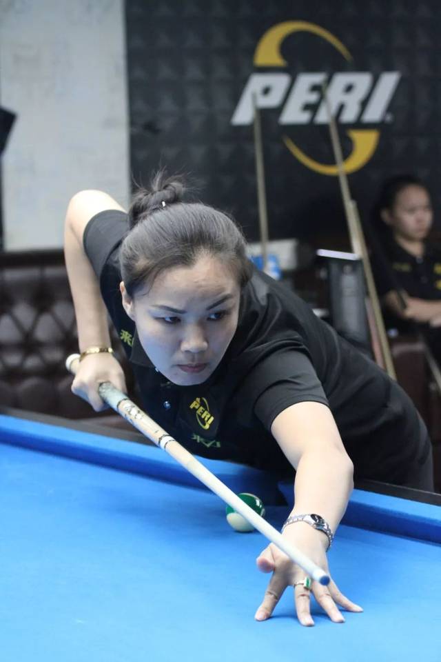 会头球破门 会头球破门